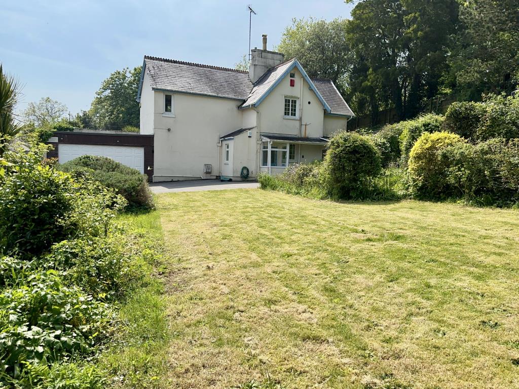 Lot: 128 - UNIQUE DETACHED PROPERTY FOR REFURBISHMENT WITH POTENTIAL - General view of the front of Rockwood House